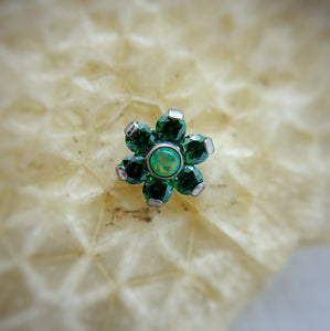 Green gemstone Flower, 16 gauge - Qualiti - Pain Couture Body Piercing